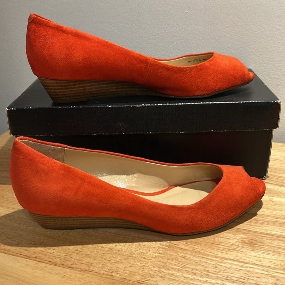 Talbots ladies wedge dress shoes size 9.5. Orange suede. Preowned good condition - Picture 5 of 16